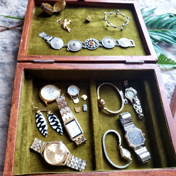 Vintage wooden jewlery box w| contents•Watches• - Picture 10 of 16